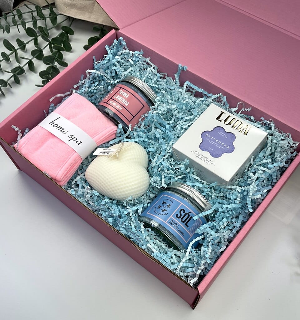 Pastelowy box relaksacyjny – ręcznie robione kosmetyki polskiej marki, kwiatowa herbata premium i naturalna świeca sojowa. Idealny prezent dla niej.