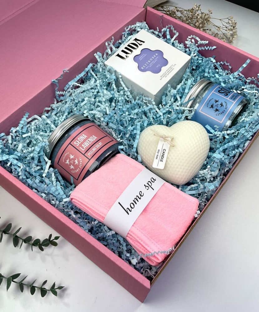 Pastelowy box relaksacyjny – ręcznie robione kosmetyki polskiej marki, kwiatowa herbata premium i naturalna świeca sojowa. Idealny prezent dla niej.