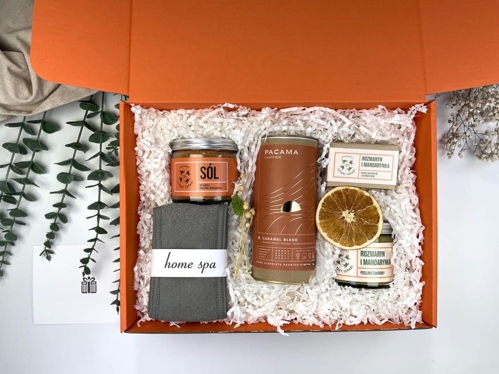 Zestaw SPA w domu z cytrusową nutą: naturalna sól do kąpieli, peeling cukrowy, mydełko, miękka opaska spa i aromatyczna kawa premium.