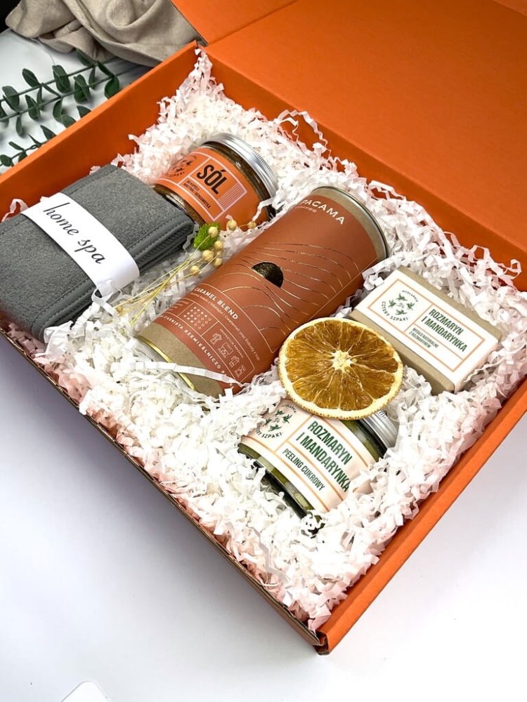Fantazyjny zestaw prezentowy w pomarańczowym stylu – naturalne kosmetyki handmade, świeże zapachy rokitnika, bergamotki, mandarynki i rozmarynu. Gotowy upominek dla niej.