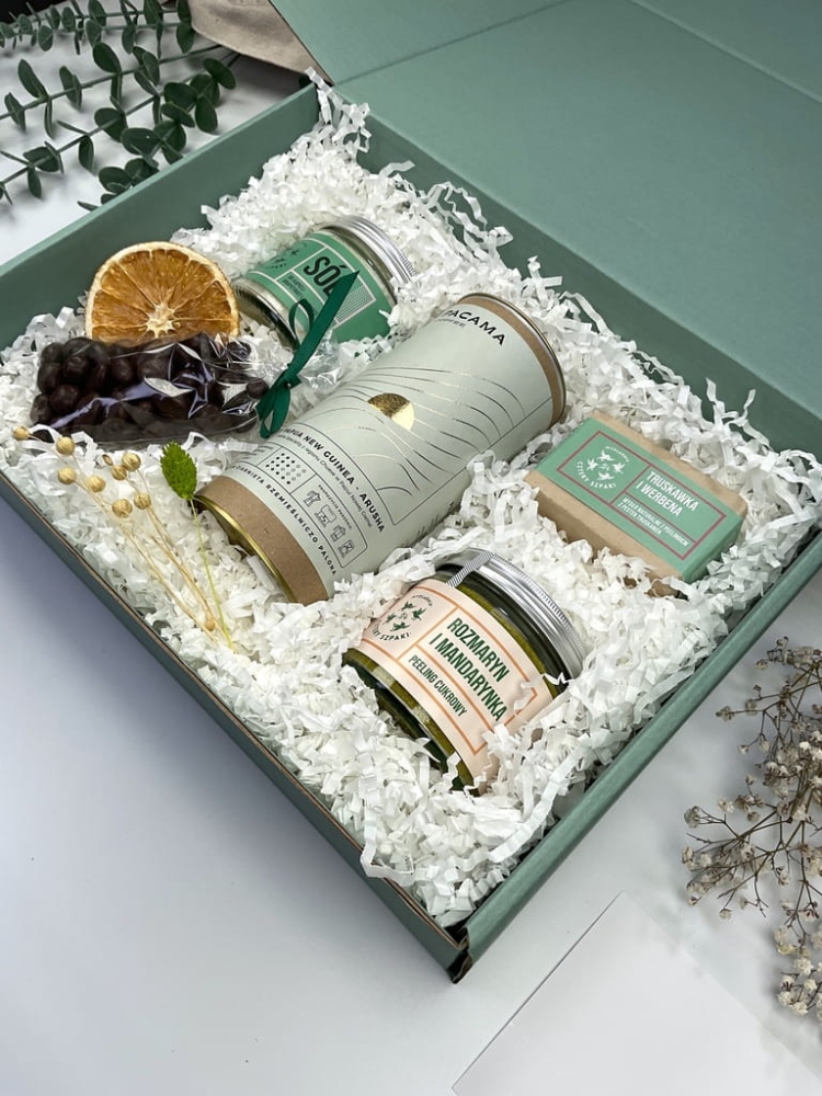 Modny box relaksacyjny dla kobiety – ręcznie robione kosmetyki polskiej marki, kraftowa kawa w tubie i aronia w ciemnej czekoladzie. 100% naturalny prezent.