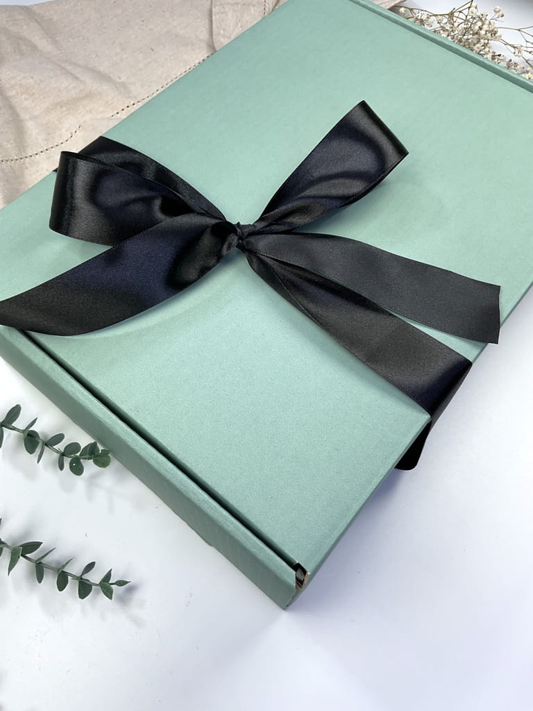 Kolorowy zestaw prezentowy dla kobiety pełnej energii – kosmetyki handmade, świeże zapachy grejpfruta, jałowca, truskawki i werbeny oraz naturalne dodatki. Gotowy upominek premium.