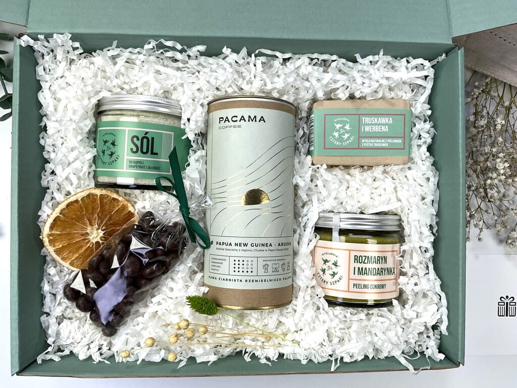Zestaw SPA w domu w kolorze szałwiowym: naturalna sól do kąpieli, peeling cukrowy, mydełko handmade, kawa premium i zdrowa słodycz.