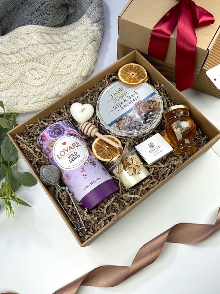 Elegancki box prezentowy z herbatą, miodem, świecami i duńskimi ciasteczkami. Naturalne opakowanie, ozdoby, winietka i satynowa kokardka – prezent gotowy do wręczenia.