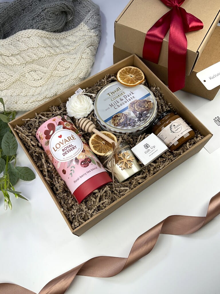 Elegancki box prezentowy z herbatą, miodem i świecami. Naturalne opakowanie, satynowa kokardka, winietka i dekoracje – prezent gotowy do wręczenia.