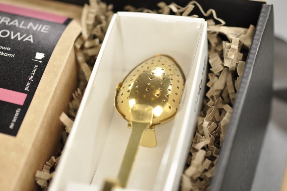 Świąteczny box prezentowy z duńskimi ciasteczkami, eleganckim zaparzaczem, aromatyczną lawendową herbatą, gorzką czekoladą handmade i cytryną w syropie malinowym.