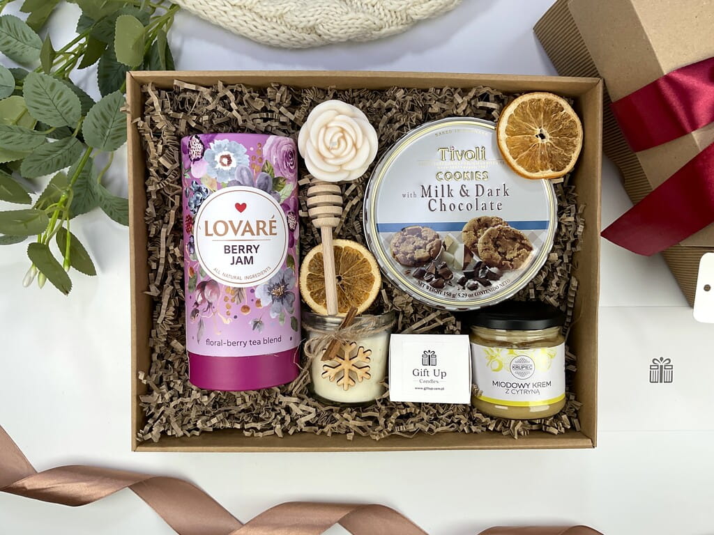 Elegancki box prezentowy z herbatą, miodem i świecami. Naturalne opakowanie, satynowa kokardka, winietka i ozdoby – prezent gotowy do wręczenia.