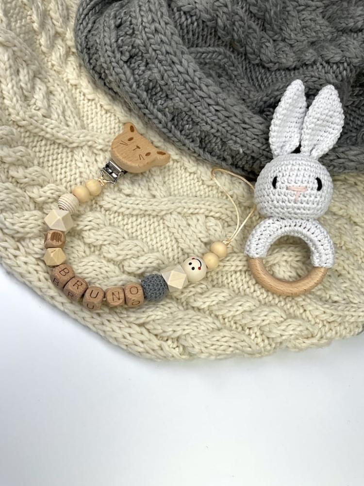 Ręcznie robiona zawieszka do smoczka z imieniem z naturalnego drewna bukowego i świerkowego. Personalizowana, ekologiczna zawieszka z drewnianych koralików, bawełnianej nitki i mocnego sznurka. Idealna na prezent dla dziecka.