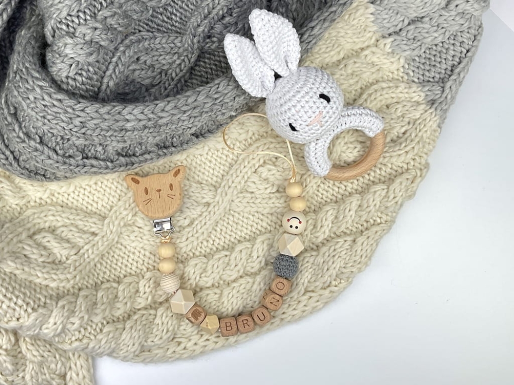 Ręcznie robiona zawieszka do smoczka z imieniem z naturalnego drewna bukowego i świerkowego. Personalizowana, ekologiczna zawieszka z drewnianych koralików, bawełnianej nitki i mocnego sznurka. Idealna na prezent dla dziecka.