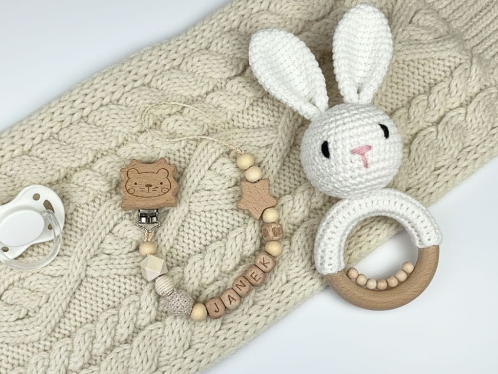 Ręcznie robiona zawieszka do smoczka z imieniem z naturalnego drewna bukowego i świerkowego. Personalizowana, ekologiczna zawieszka z drewnianych koralików, bawełnianej nitki i mocnego sznurka. Idealna na prezent dla dziecka.
