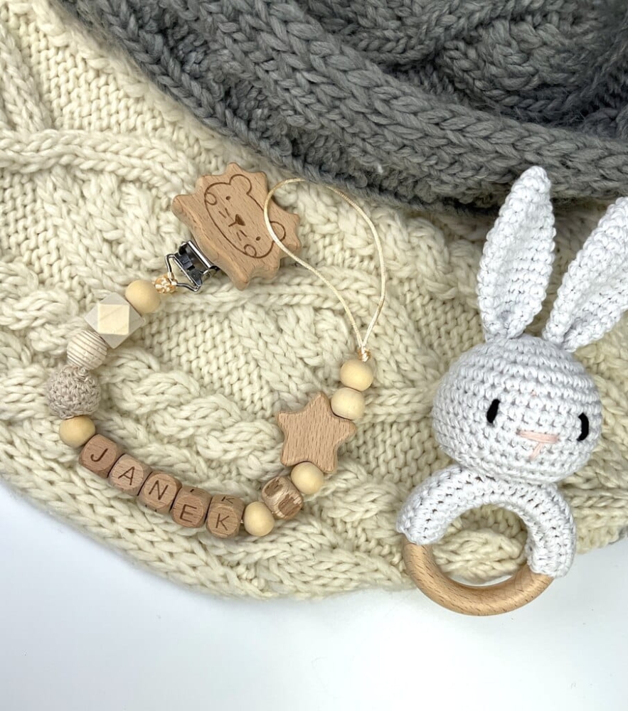 Ręcznie robiona zawieszka do smoczka z imieniem z naturalnego drewna bukowego i świerkowego. Personalizowana, ekologiczna zawieszka z drewnianych koralików, bawełnianej nitki i mocnego sznurka. Idealna na prezent dla dziecka.