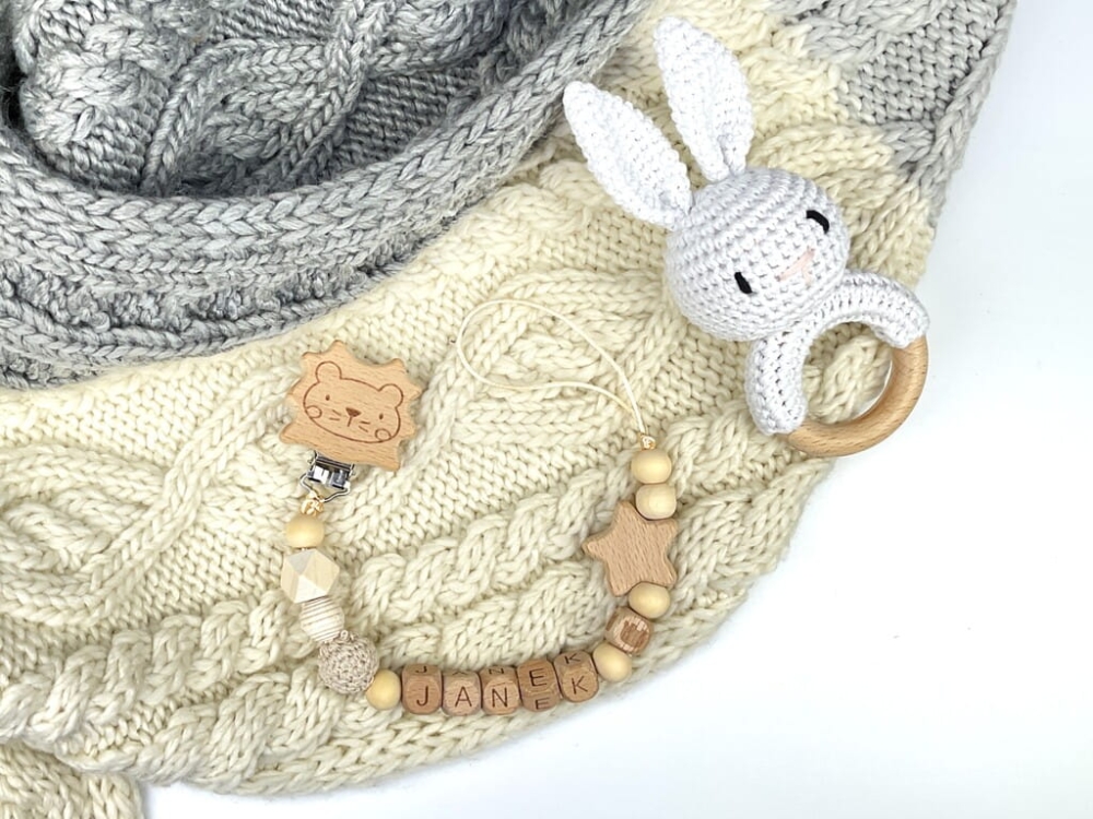 Ręcznie robiona zawieszka do smoczka z imieniem z naturalnego drewna bukowego i świerkowego. Personalizowana, ekologiczna zawieszka z drewnianych koralików, bawełnianej nitki i mocnego sznurka. Idealna na prezent dla dziecka.