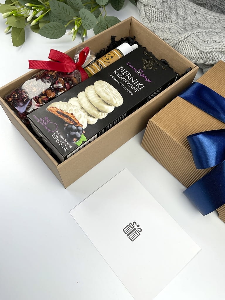 Elegancki męski box prezentowy – naturalny olejek barberski polskiej marki, aromatyczna herbata i pierniczki premium.