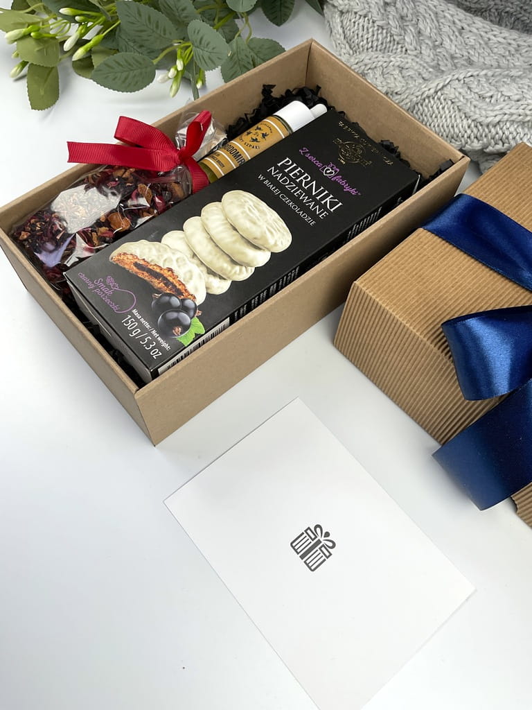 Elegancki męski box prezentowy – naturalny olejek barberski polskiej marki, aromatyczna herbata i pierniczki premium.