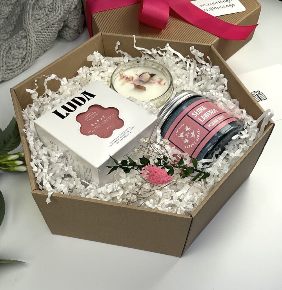 Elegancki prezent dla kobiety – relaksujący box z naturalnymi kosmetykami, herbatą i świecą sojową.