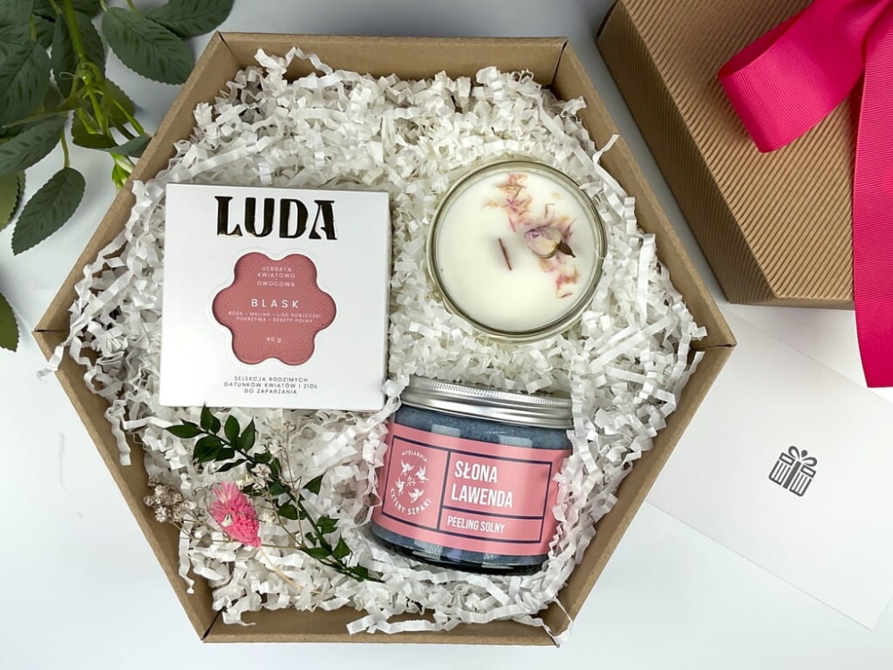 Elegancki prezent dla kobiety – relaksujący box z naturalnymi kosmetykami, herbatą i świecą sojową.