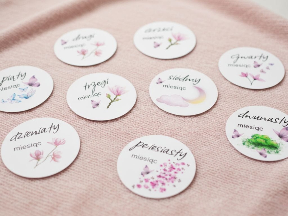 Miesięczne karty do zdjęć dziecka od 1 do 12 miesiąca, papier satynowy 350 g, idealne do dokumentowania rozwoju niemowlaka oraz jako prezent na baby shower lub chrzest.
