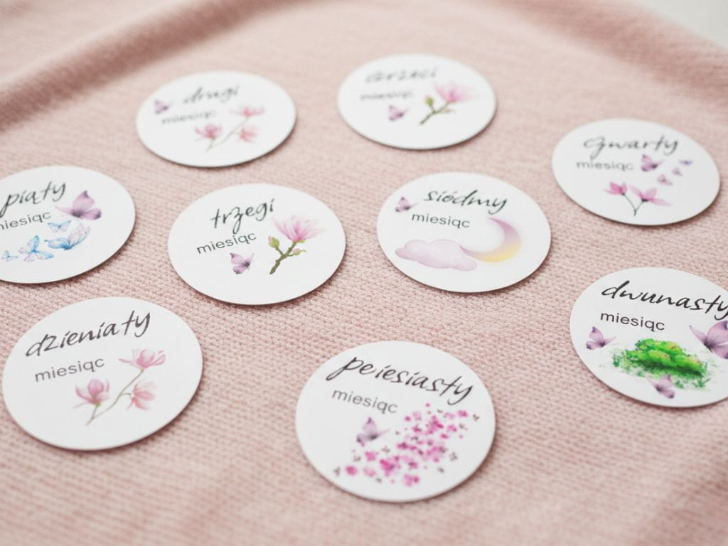 Miesięczne karty do zdjęć dziecka od 1 do 12 miesiąca, papier satynowy 350 g, idealne do dokumentowania rozwoju niemowlaka oraz jako prezent na baby shower lub chrzest.