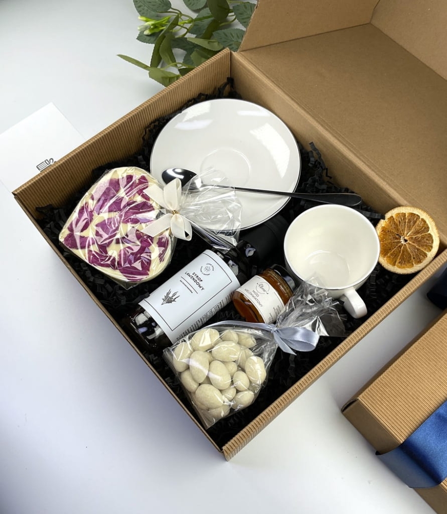 Delikatny box prezentowy dla mamy, babci lub dziewczyny z filiżanką, srebrną łyżeczką i słodkimi dodatkami.