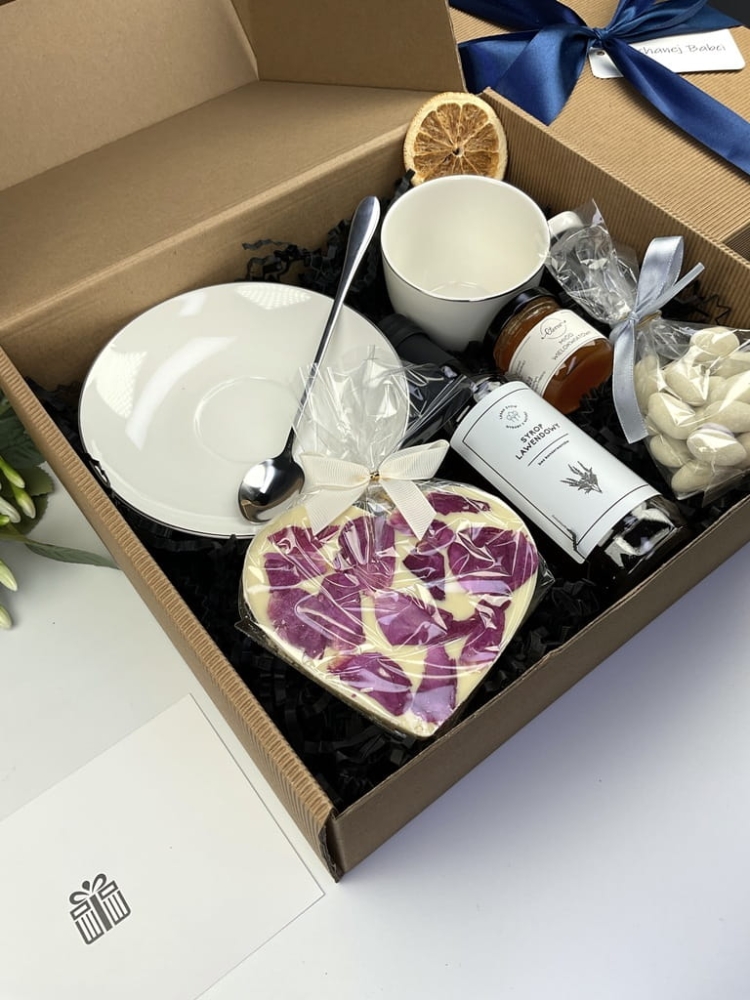 Delikatny box prezentowy dla mamy, babci lub dziewczyny z filiżanką, srebrną łyżeczką i słodkimi dodatkami.
