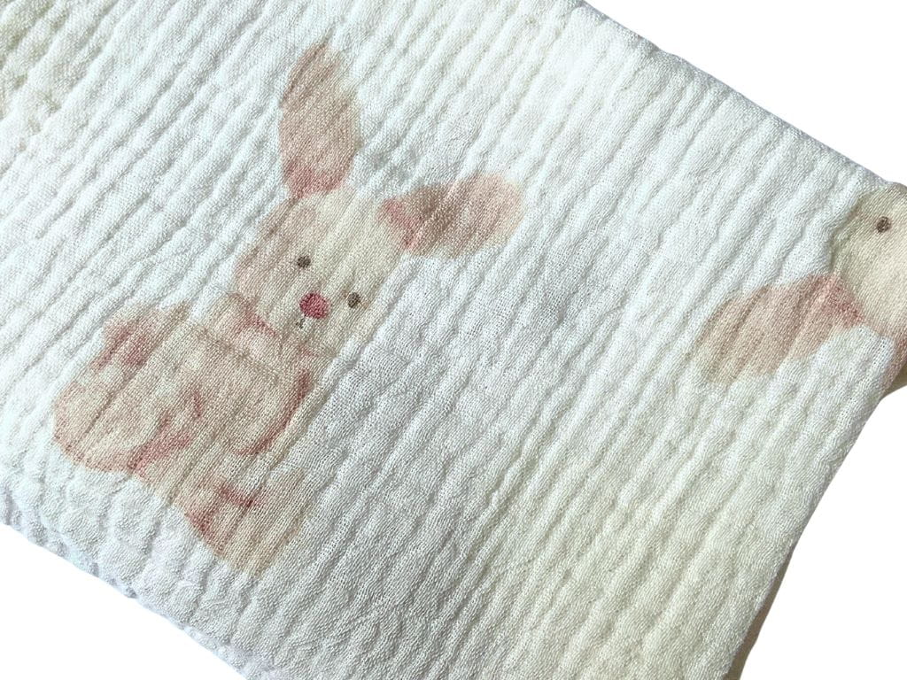 Kreszowana pieluszka muślinowa 100% bawełna to miękka, przewiewna i wytrzymała tetra dla niemowląt. Idealna od pierwszych dni życia – do otulania, karmienia i pielęgnacji dziecka.