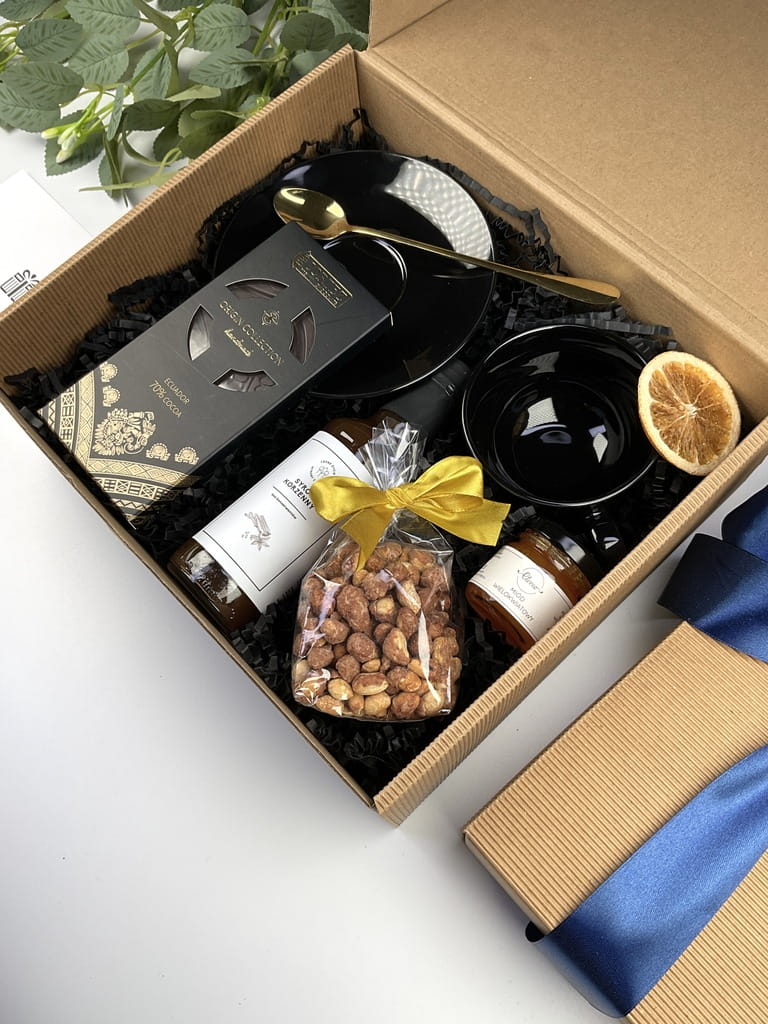 Stylowy box prezentowy dla szefa, taty lub dziadka z porcelanową filiżanką i słodkimi dodatkami.