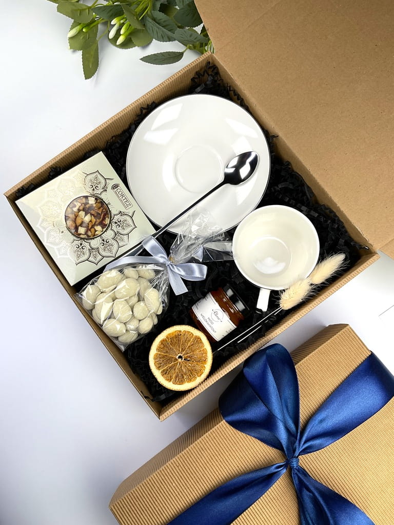 Elegancki box prezentowy dla mamy lub babci z porcelanową filiżanką i migdałami w czekoladzie.
