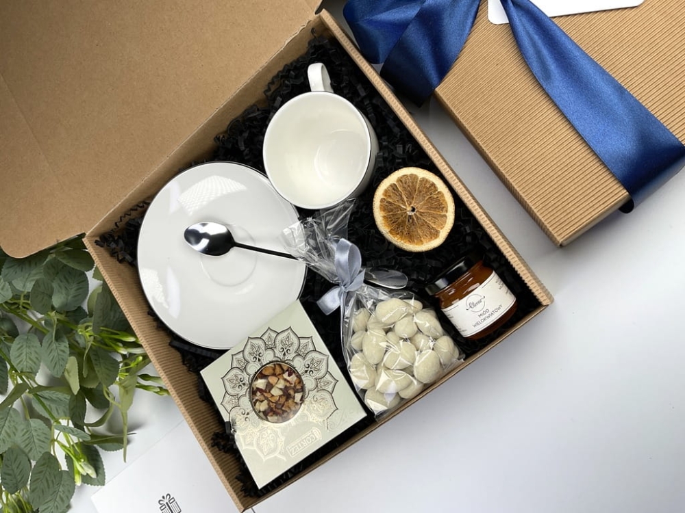 Stylowy prezent dla niej – filiżanka porcelanowa, mleczna czekolada handmade i naturalny miód.