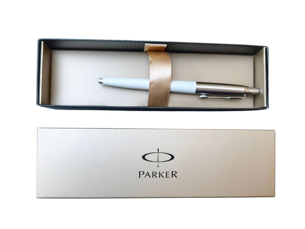 Długopis Parker Jotter Special biały – elegancki długopis automatyczny z klasycznej kolekcji Parker. Biały korpus z tworzywa sztucznego, wykończenia ze stali nierdzewnej, idealny do biura, szkoły i na prezent.