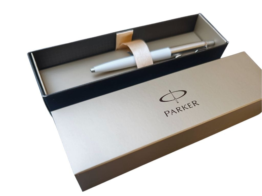Długopis Parker Jotter Special biały – elegancki długopis automatyczny z klasycznej kolekcji Parker. Biały korpus z tworzywa sztucznego, wykończenia ze stali nierdzewnej, idealny do biura, szkoły i na prezent.