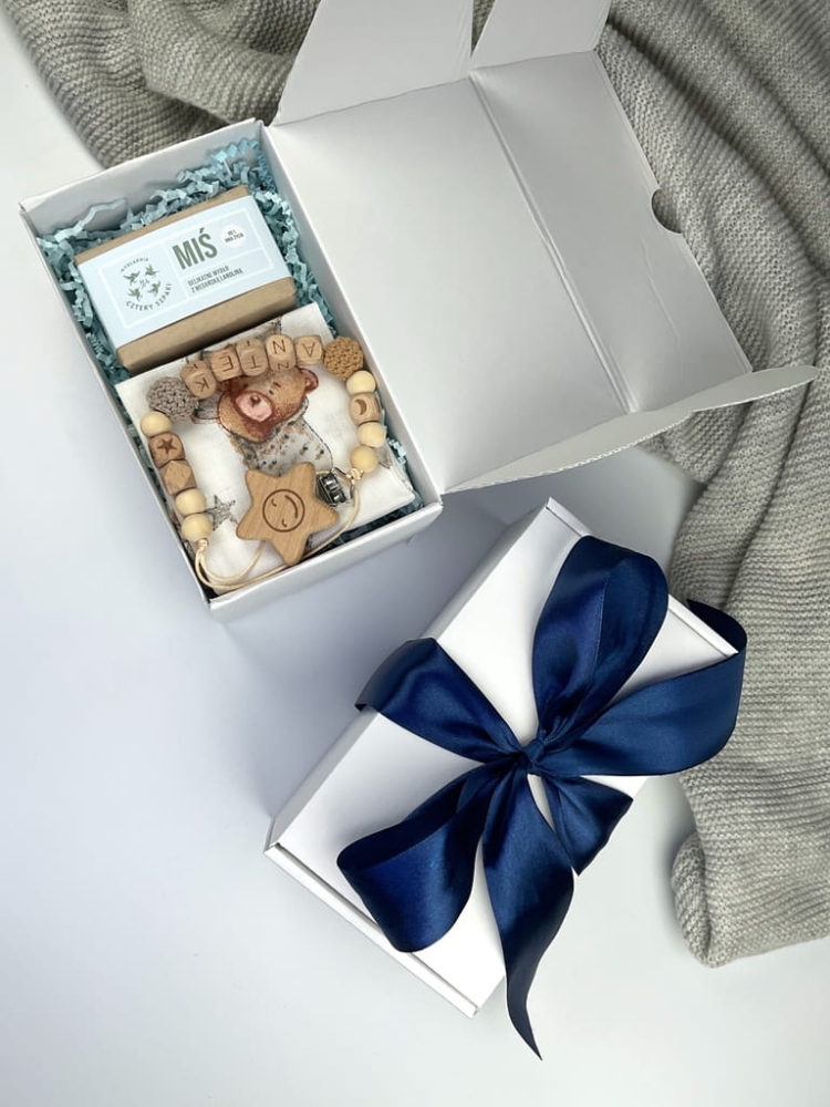 Delikatny box na baby shower i pierwsze odwiedziny dziecka – naturalny, praktyczny i piękny prezent.