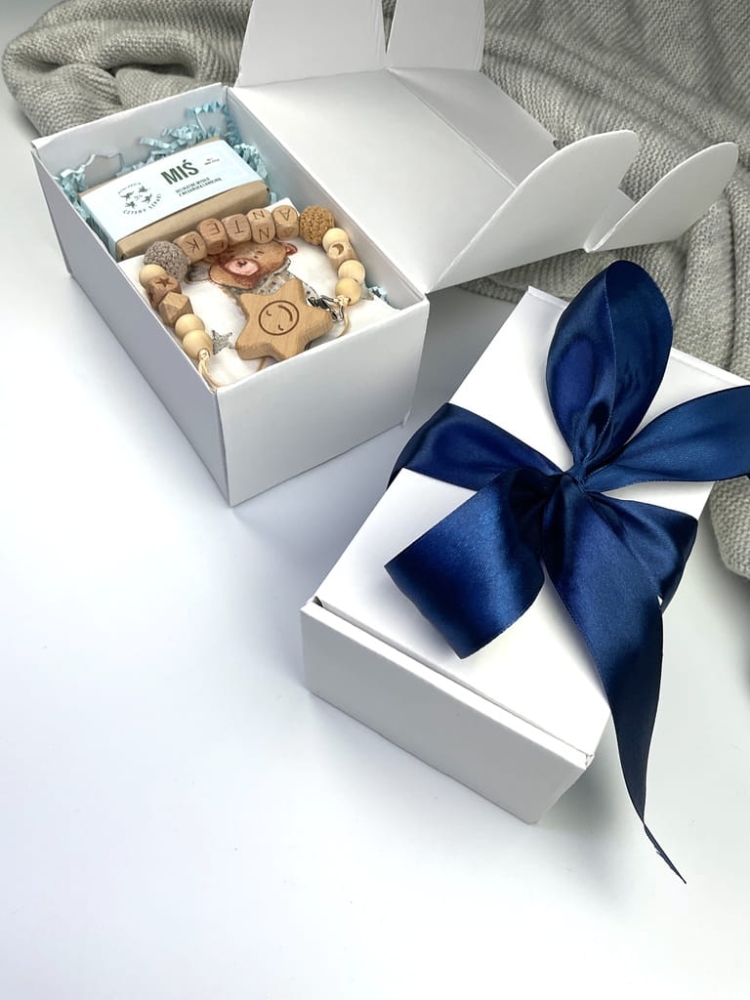 Elegancki zestaw prezentowy dla dziecka – idealny na chrzest, baby shower lub powitanie maluszka.