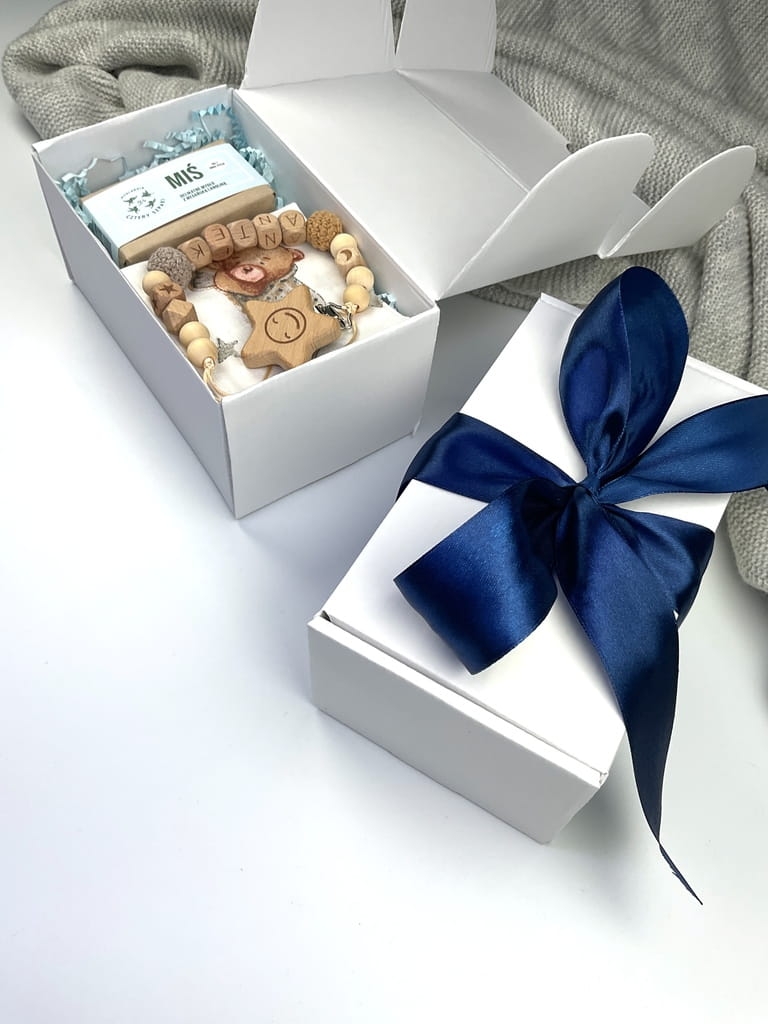 Elegancki zestaw prezentowy dla dziecka – idealny na chrzest, baby shower lub powitanie maluszka.