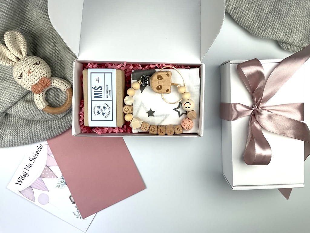 Elegancki zestaw prezentowy dla dziecka – idealny na chrzest, baby shower lub powitanie maluszka.