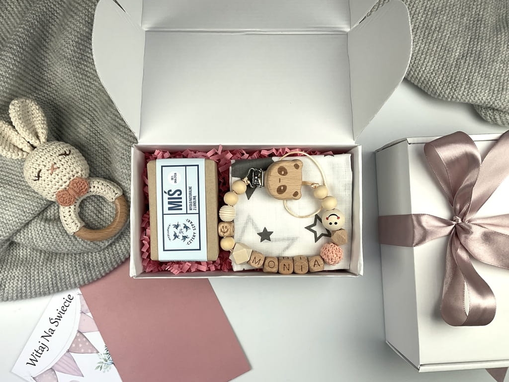 Elegancki zestaw prezentowy dla dziecka – idealny na chrzest, baby shower lub powitanie maluszka