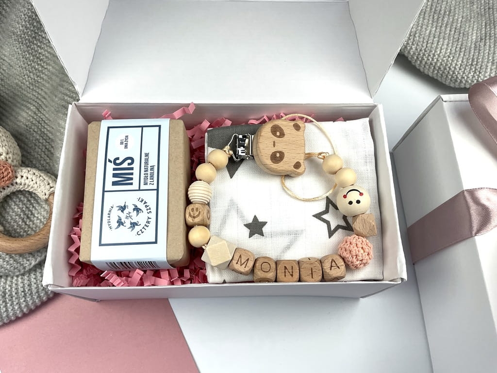 Elegancki zestaw prezentowy dla dziecka – idealny na chrzest, baby shower lub powitanie maluszka