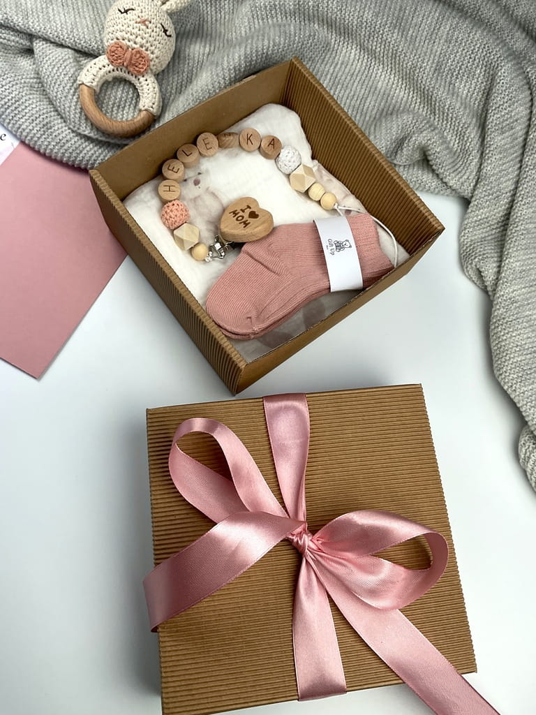 Delikatny box na baby shower i pierwsze odwiedziny – idealny prezent dla niemowlęcia.