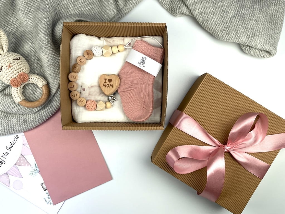 Prezent na chrzest lub baby shower – piękny, praktyczny i dziewczęcy zestaw prezentowy.