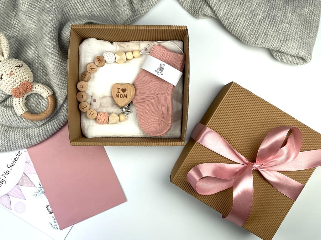 Prezent na chrzest lub baby shower – piękny, praktyczny i dziewczęcy zestaw prezentowy.