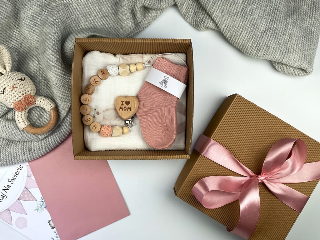 Prezent na chrzest lub baby shower – piękny, praktyczny i dziewczęcy zestaw prezentowy.