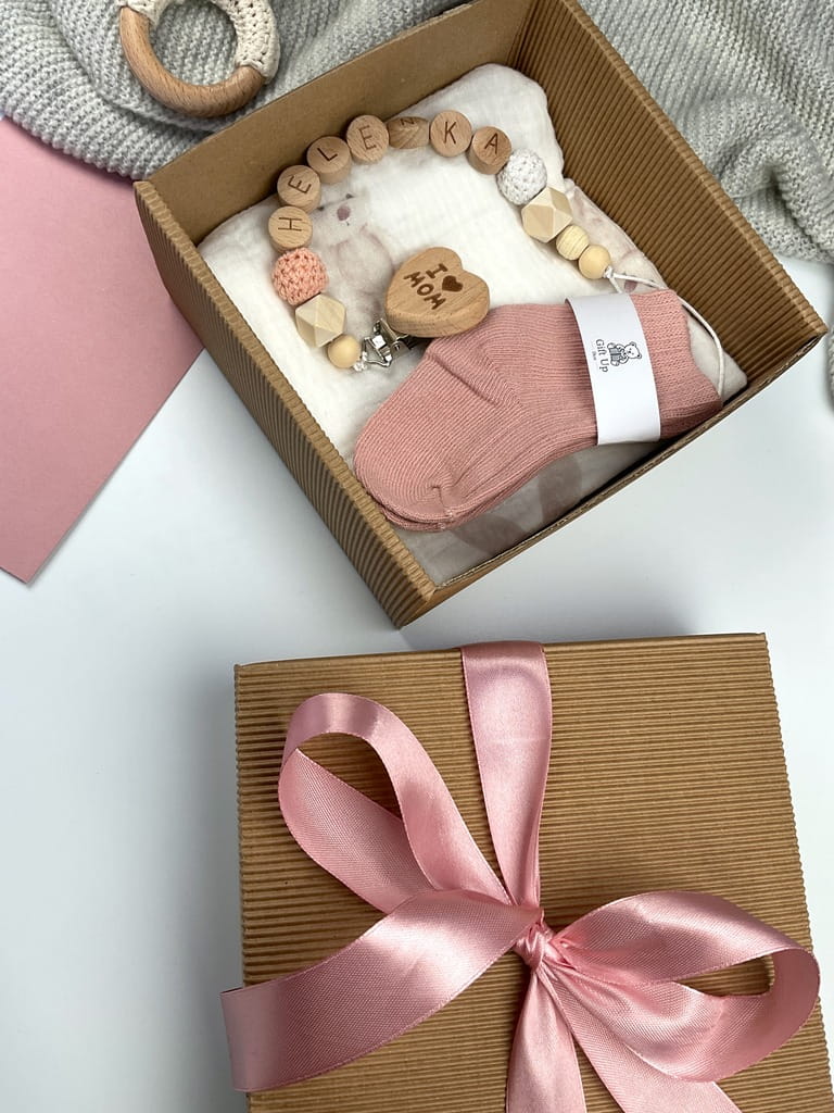 Prezent na chrzest lub baby shower – piękny, praktyczny i dziewczęcy zestaw prezentowy.