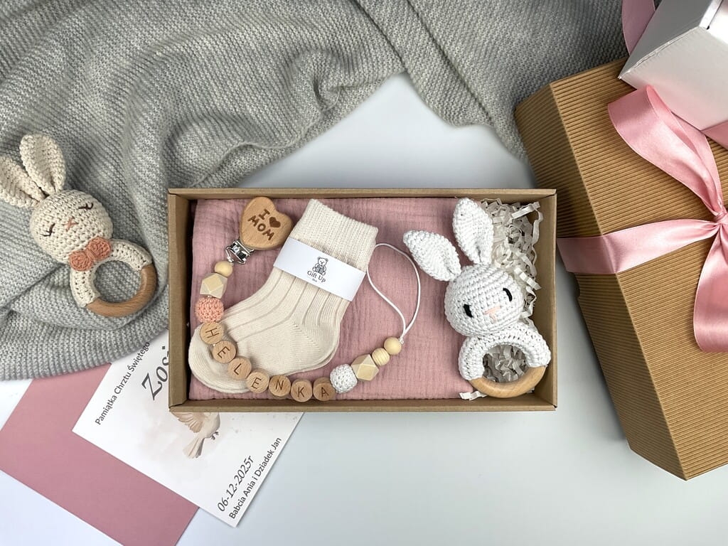 Personalizowany zestaw prezentowy dla chłopca na chrzest lub baby shower — naturalne materiały, ręczne wykonanie i pamiątka na całe życie.