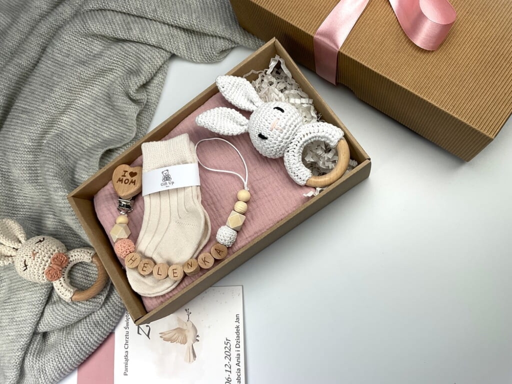 Personalizowany zestaw prezentowy dla chłopca na chrzest lub baby shower — naturalne materiały, ręczne wykonanie i pamiątka na całe życie.