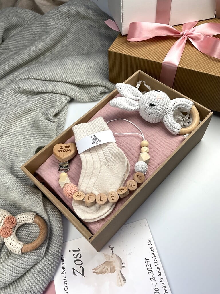 Personalizowany zestaw prezentowy dla dziewczynki na chrzest lub baby shower — naturalne materiały, ręczne wykonanie i pamiątka na całe życie.
