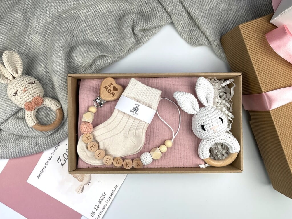 Personalizowany zestaw prezentowy dla dziewczynki na chrzest lub baby shower — naturalne materiały, ręczne wykonanie i pamiątka na całe życie.