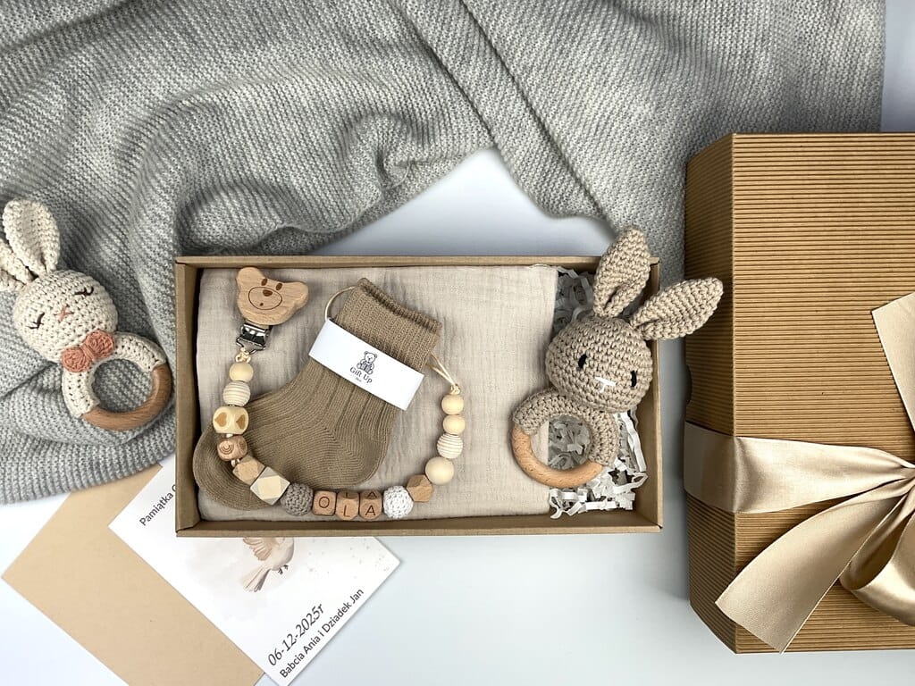 Personalizowany zestaw prezentowy dla dziewczynki na chrzest lub baby shower — naturalne materiały, ręczne wykonanie i pamiątka na całe życie.