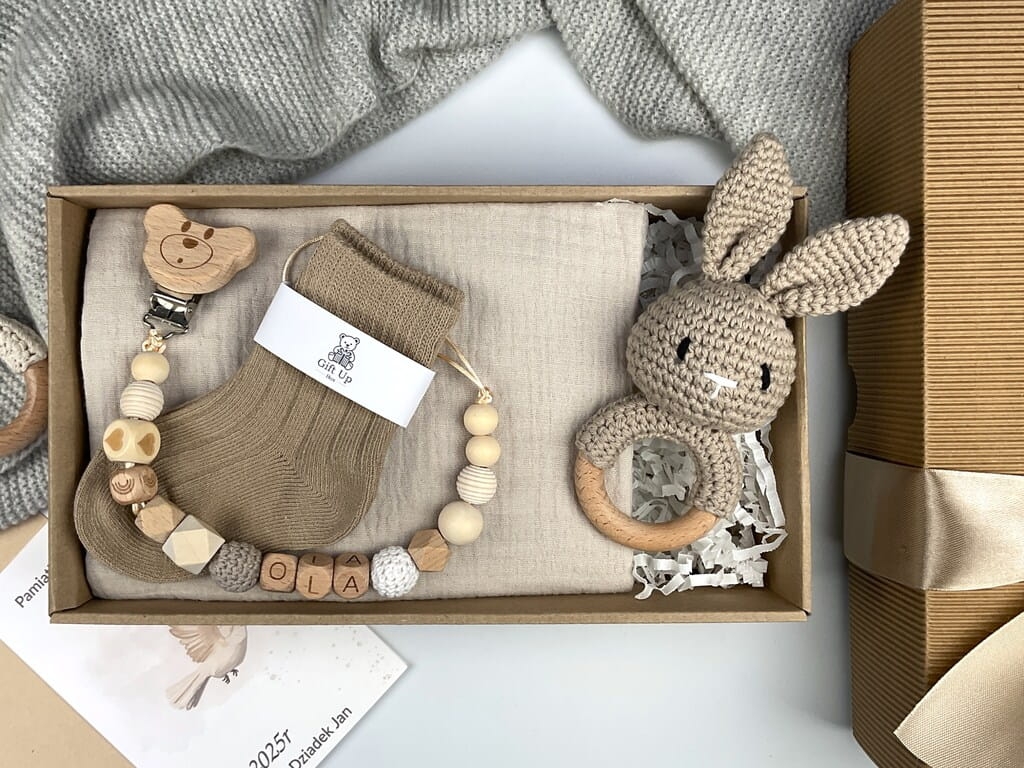 Personalizowany zestaw prezentowy dla chłopca na chrzest lub baby shower — naturalne materiały, ręczne wykonanie i pamiątka na całe życie.