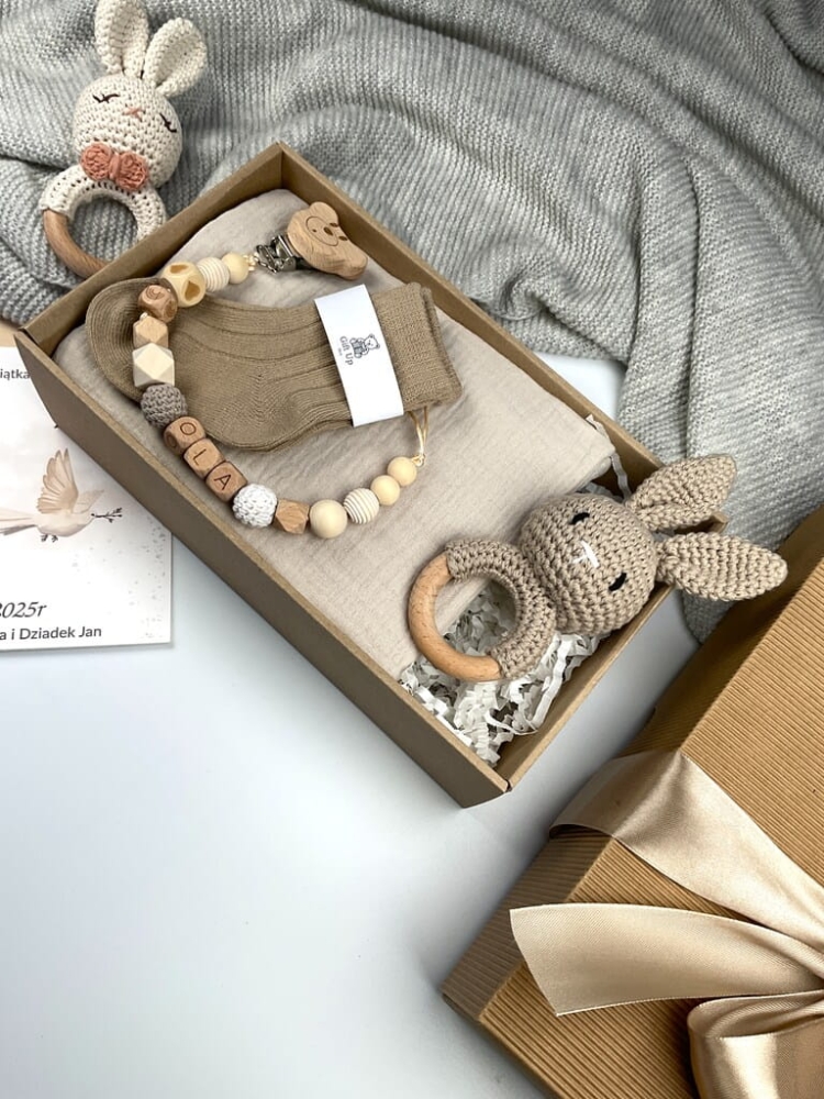 Personalizowany zestaw prezentowy dla chłopca na chrzest lub baby shower — naturalne materiały, ręczne wykonanie i pamiątka na całe życie.