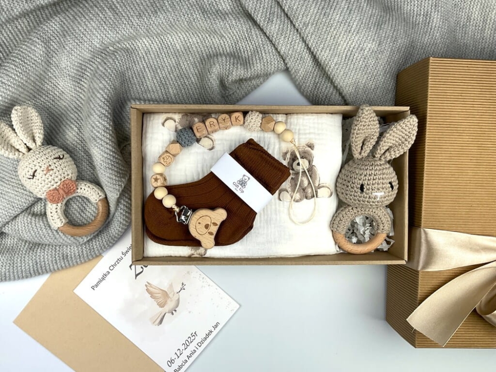 Personalizowany zestaw prezentowy dla dziewczynki na chrzest lub baby shower — naturalne materiały, ręczne wykonanie i pamiątka na całe życie.