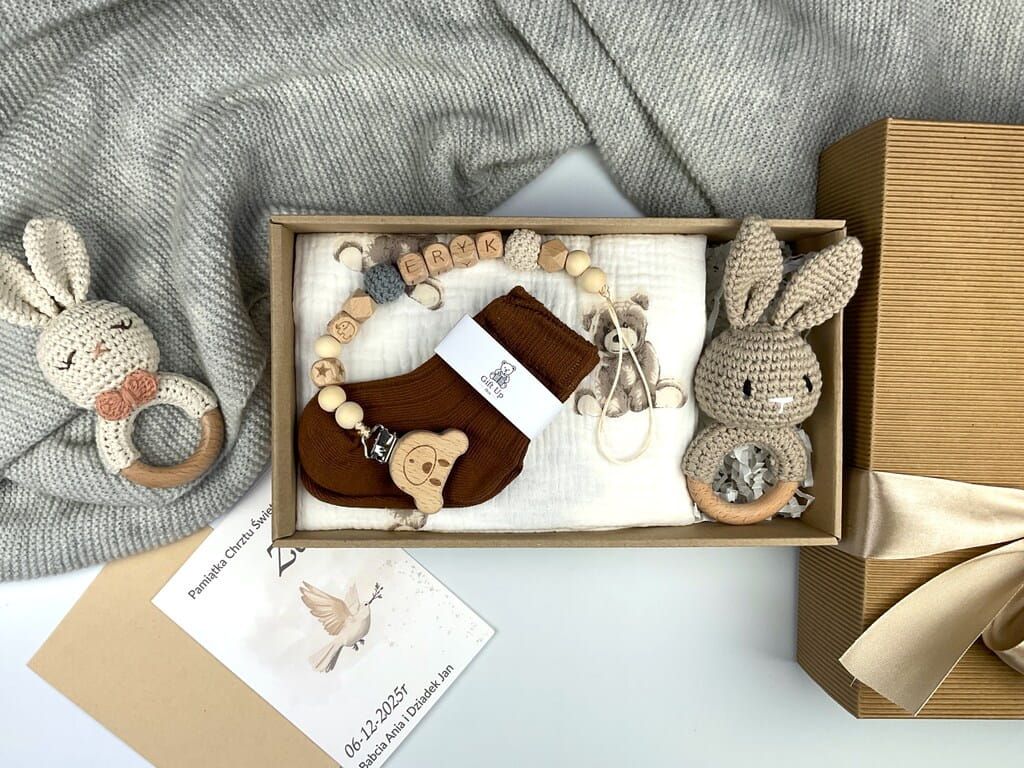 Personalizowany zestaw prezentowy dla dziewczynki na chrzest lub baby shower — naturalne materiały, ręczne wykonanie i pamiątka na całe życie.